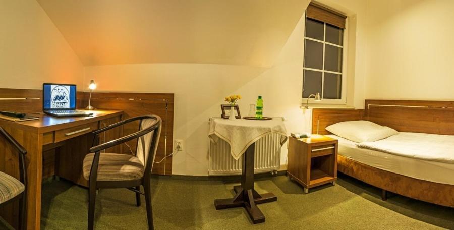 Pelikan Aleksandrów Łódzki Extérieur photo