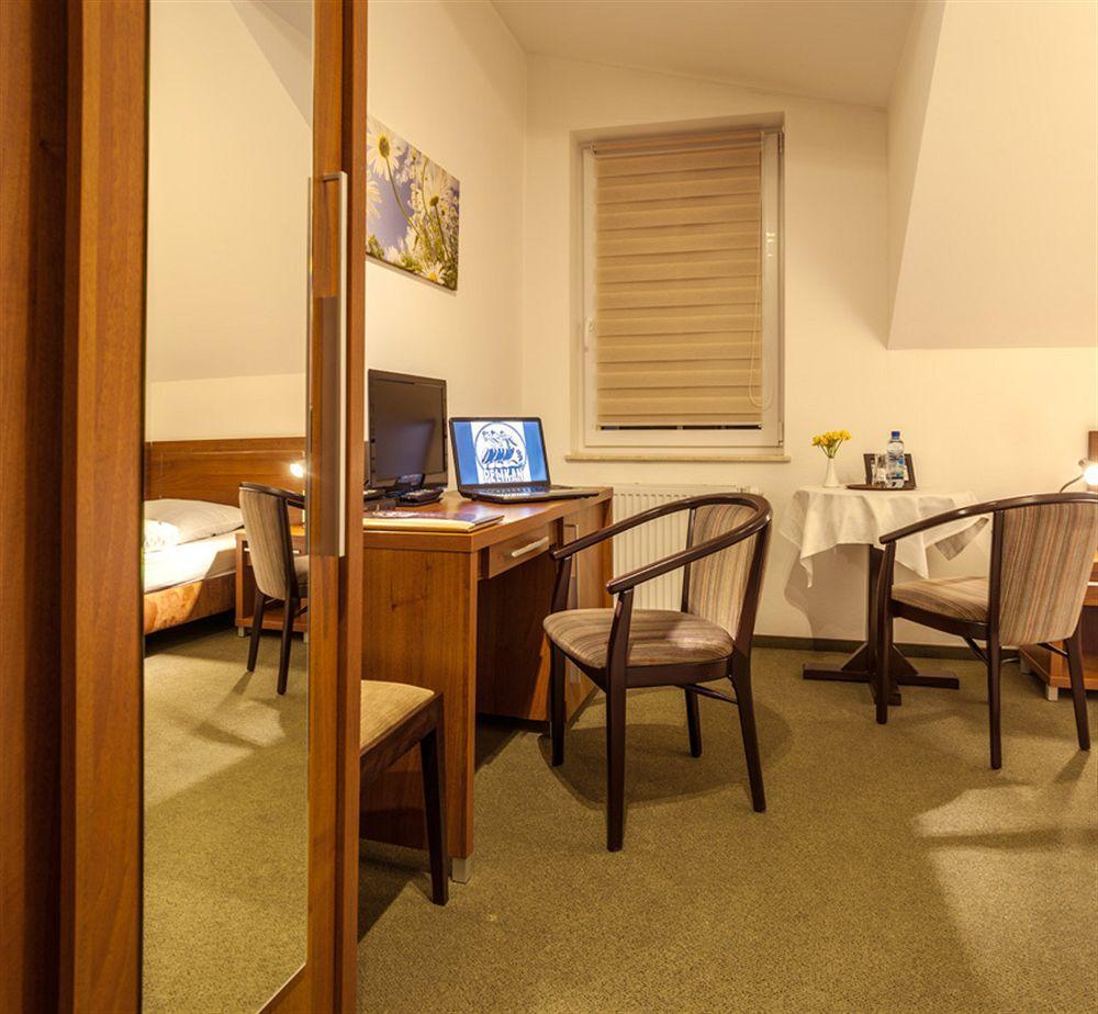 Pelikan Aleksandrów Łódzki Extérieur photo