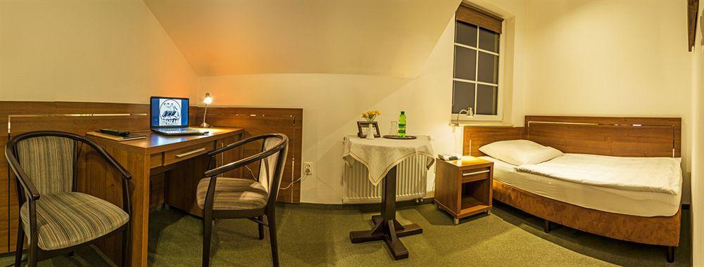 Pelikan Aleksandrów Łódzki Extérieur photo
